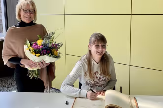 Sportlerin Nicole Nicoleitzik tr&auml;gt sich in das Goldene Buch der Stadt V&ouml;lklingen ein