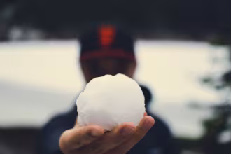 Verkehrsunfall durch Schneeballwurf