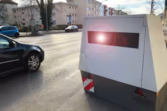Mobiler Blitzer steht am Stra&szlig;enrand